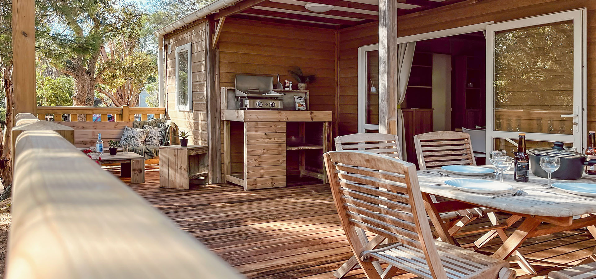 Camping la vetta BU SUP CH3 terrasse table repas plancha salon de jardin vue ensemble